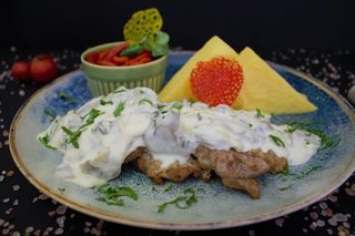 Muschiulet de porc la tigaie cu sos de ciuperci si mamaliga