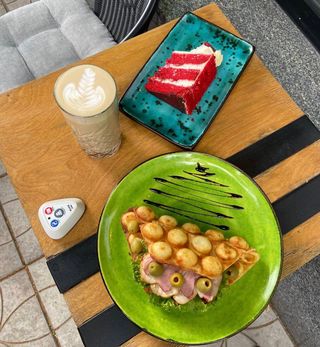 Комбо меню №3: (Double meat waffle + Капучино + Торт Червоний оксамит) 