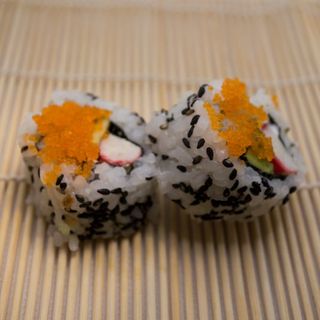 Uramaki 03 Surimi Aguacate Philadelphia Huevas y Sésamo