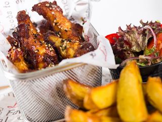 Пилешки крилца на тиган със сос Том Юм (540г)