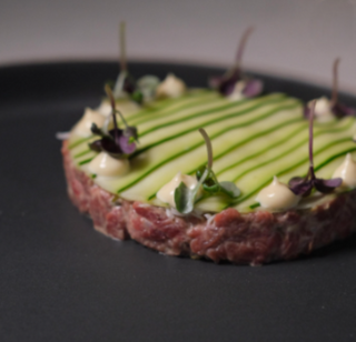 Tartar de vită cu aioli trufat