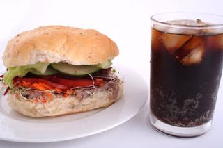 Хамбургер шунка и кашкавал + Кола Кола (500мл)