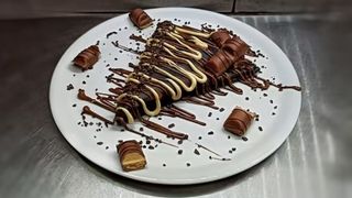 Crni Kinder Bueno palačinka + Coca-Cola