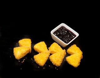 Хрупкави топени сиренца с боровинково сладко (250г)