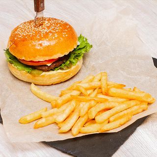 Бургер с говяжьей котлетой + картофель фри + кетчуп