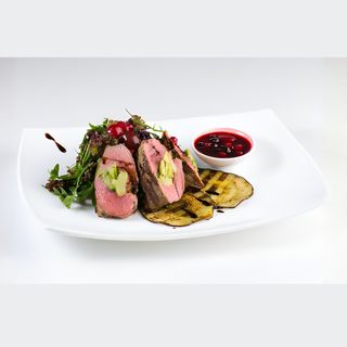 Mușchiuleț de vită pe pat de vînătă