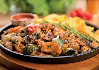 Marynowane mięso z kurczaka zapiekane z warzywami Pileszki sacz