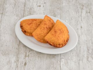 1 Empanadas Colombiana carne Res Con Salsas 