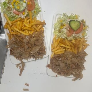 Plato Kebab con Ensalada  patatas y Carne