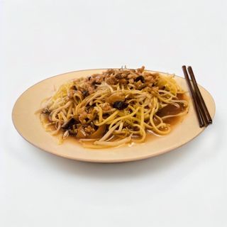 Spaghetti con maiale macinato e funghi cinesi