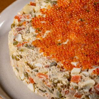 Олів’є з лососем та червоною ікрою 1кг