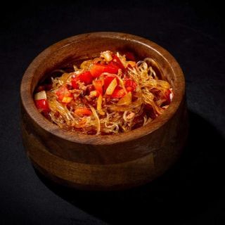 Spaghetti di soia con carne e verdure piccanti