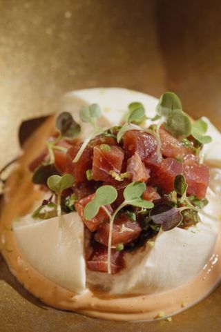Tartar de atún marinado en gel de ponzu con burrata