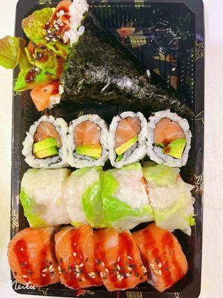 88 Uramaki 8 pezzi, rainbow roll 4 pezzi, temaki 1 pezzi