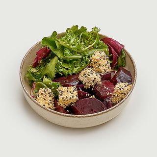 Салат із запеченого буряка та сиру Фелата