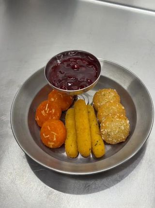 TRIO SERÓW Z SOSEM ŻURAWINOWYM