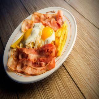 Huevos Camperos Fritos con Beicon Y Patatas