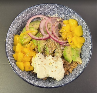 Poke de atún fresco