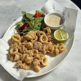 Calamares fritos con salsa alioli