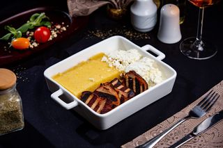 Pastrama de porc la gratar cu mamaliguta si cas framantat