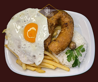 Alheira com ovo, arroz e batata