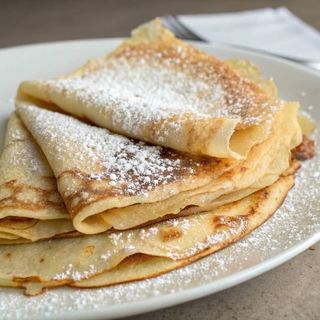 Crepe de crema de pistacho con chocolate blanco y filipinos blancos