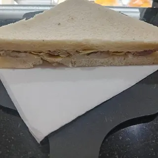 Tramezzino con tonno e carciofini