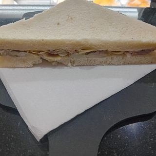 Tramezzino con tonno e carciofini