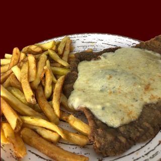 Milanesa Roquefort con papas fritas
