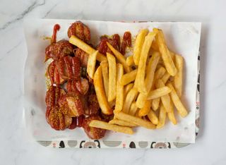 Curry Wurst s pomfritom