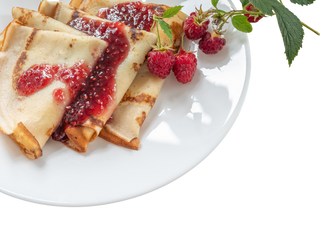 Clătite subțiri și dulci cu gem de zmeură de casă și smântână