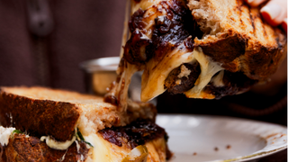 TOST Z KONFITURĄ Z CEBULI