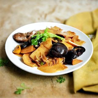 Bambú Y Setas Salteadas