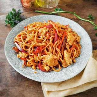 蔬菜鸡蛋炒面Tallarines salteados con verdura china y huevos