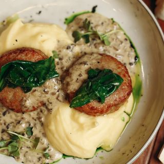 Битки из индейки с картофельным пюре и грибным соусом 