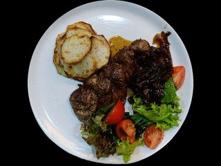 Телятина з печеною картоплею