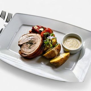 Rulada din piept de porc cu cartofi copti si ardei copt