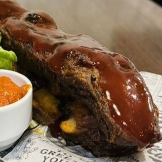 Глазирани свински ребра с барбекю сос и картофи