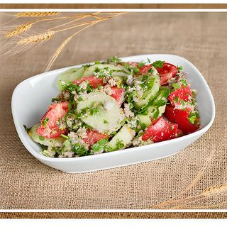 კიტრი-პომიდვრის სალათი ნიგვზით