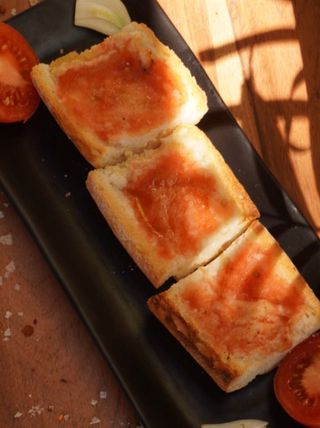 Pan con tomate