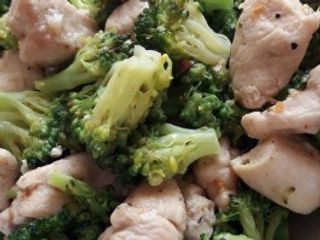210 Pollo saltato con broccoli
