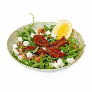 Salata cu Rosii Uscate Feta si Nuci