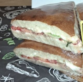 Tramezzino tonno, lattuga, pomodoro, maionese