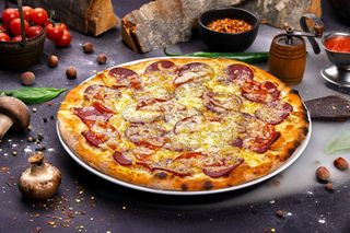 PIZZA SPECIALA CU ROSII