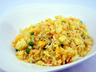 Riso saltato con ananas e pinoli