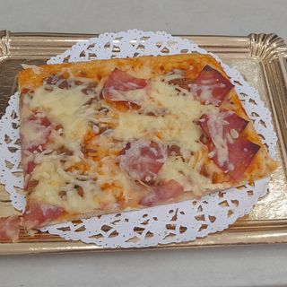 Pizza de tomate, mozzarella, jamón york y bacon