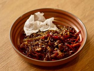 Стеклянная лапша с говядиной в пикантном соусе