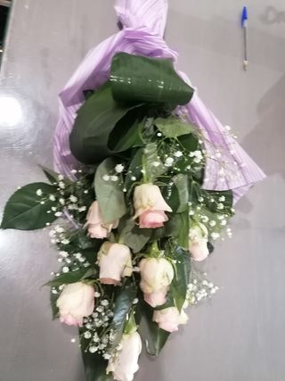 Fascio con 7 rose 