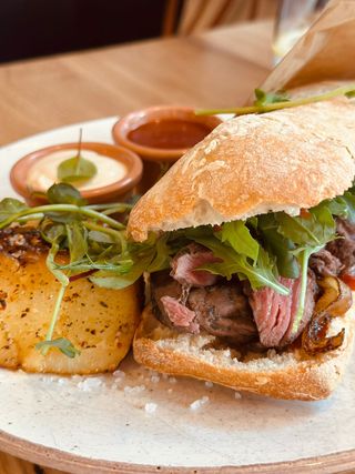 Ciabatta z wołowiną i cebulą bbq