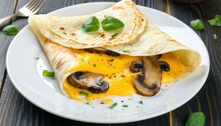 Naleśnik z żółtym serem i pieczarkami